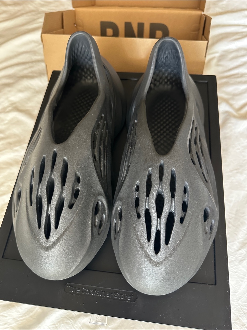 Carbon Yeezy Foam Runner - Picture 3 of 7